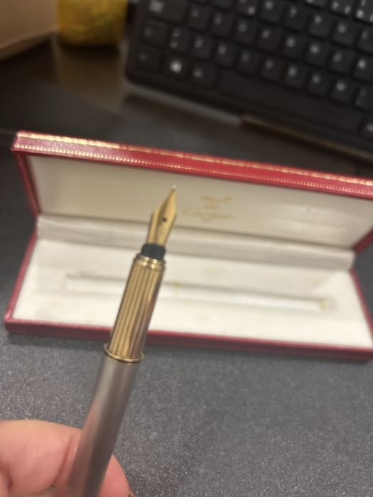 Caneta Cartier prateada e dourada