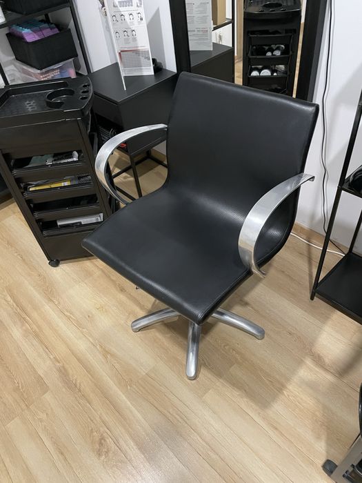Dwa fotele fryzjerskie Maletti włoskie , czarne i podnóżek