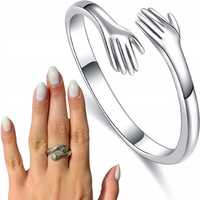 Srebrny pierścionek hug przytulanie ręce dłonie