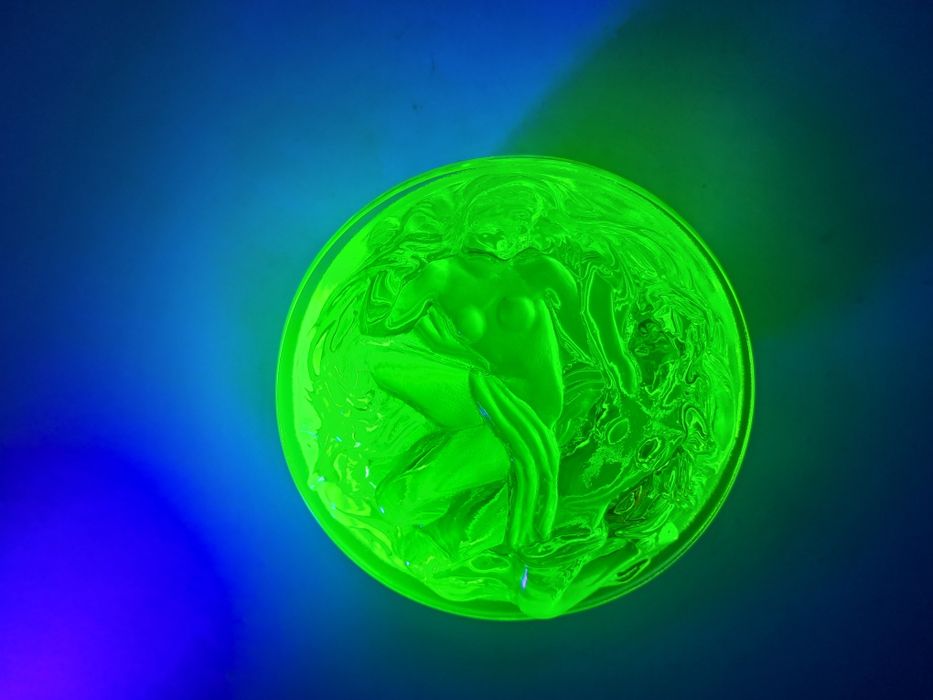 Piękne puzderko uranowe szkło inspirowane legendarnym Schlevogt