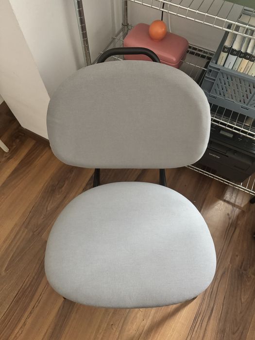 szary popielaty fotel Ikea Gävle do salonu biura tapicerowany wygodny