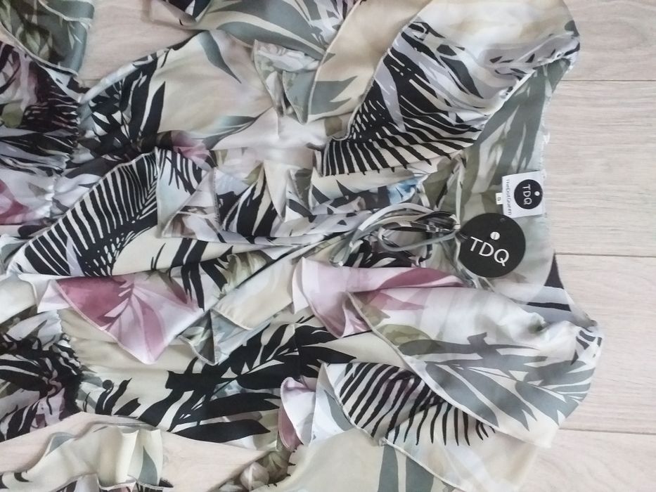 Satynowa Subtelna, zwiewna sukienka z falbanami w kwiaty, rozmiar S