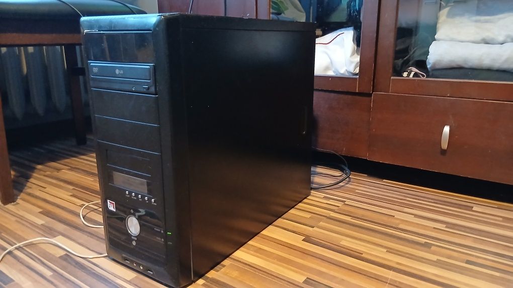 Komputer z monitorem 21"