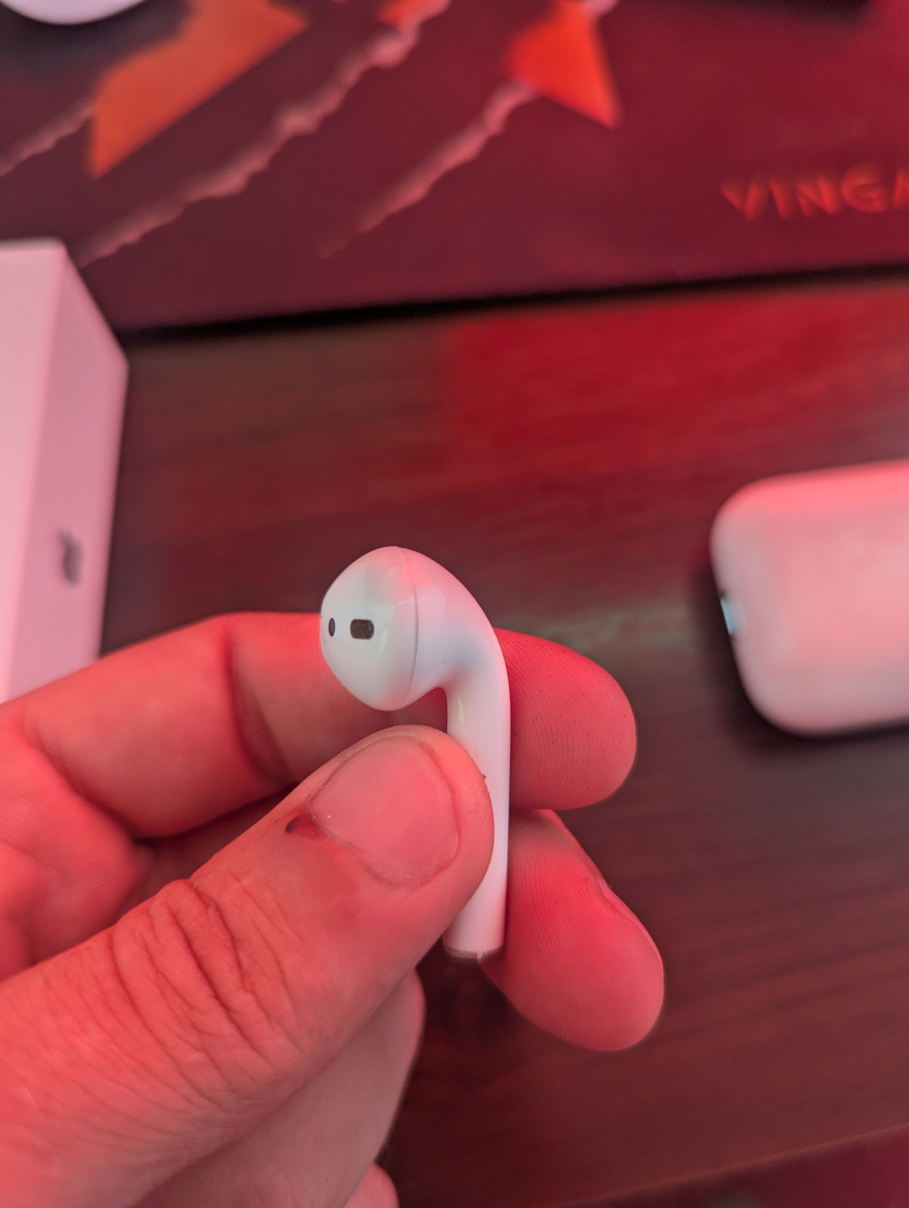Продам AirPods 2, кейсик та один навушник