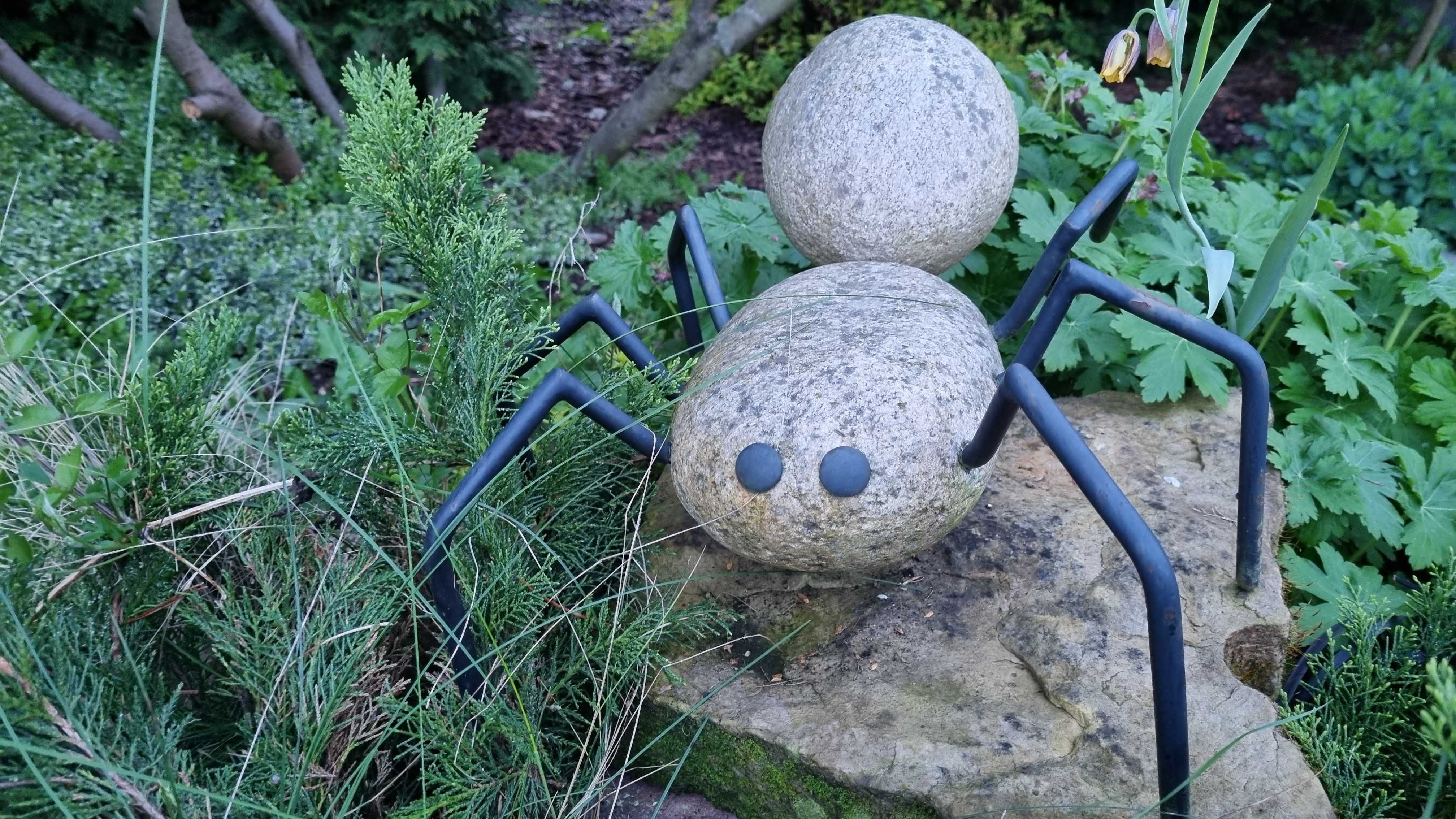 Ozdoby ogrodowe kamienne pająk
