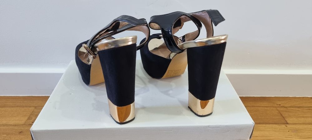 Sandálias Pretas e Douradas - Calçado Guimarães- Tam. 40