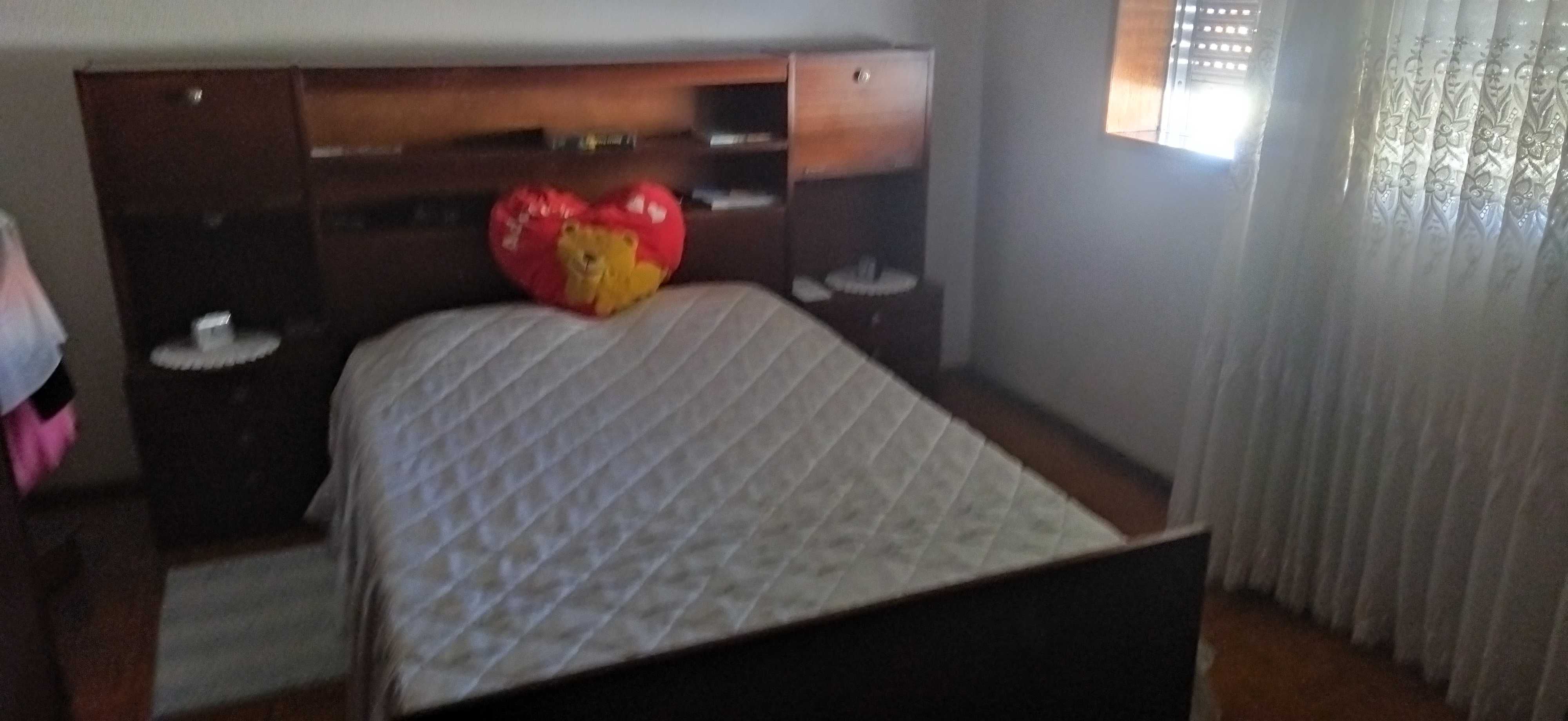 Cama com estrado e colchqo 190€