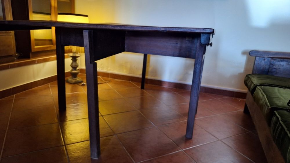 Mesa antiga de 2 abas em madeira nobre.Impecável