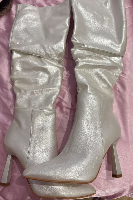 Botas de cano alto bege/prata novas tam 36