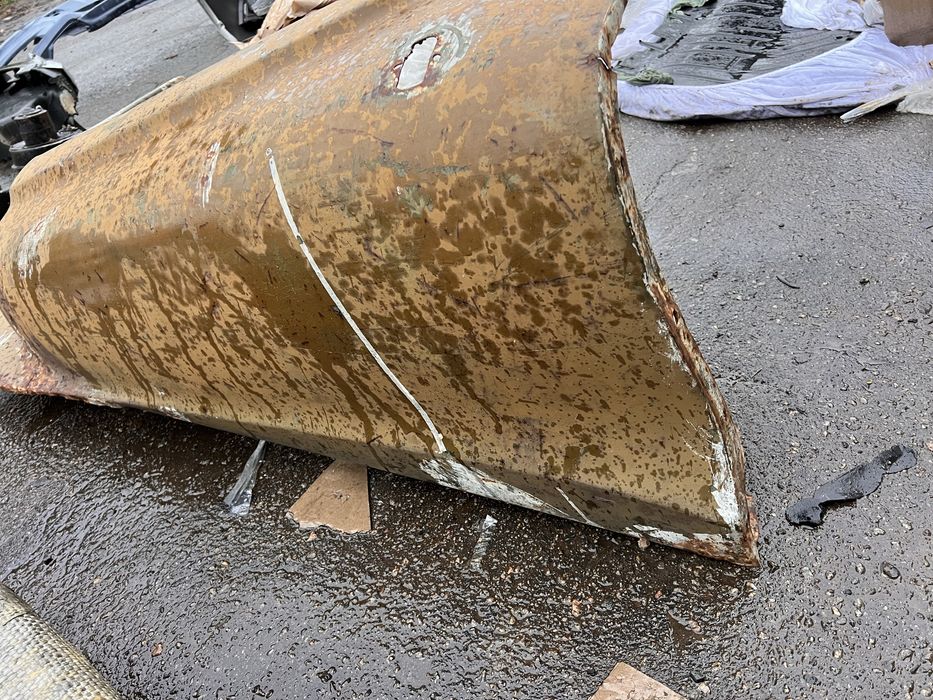 Крыло зил 130 левое водительское в наличии.