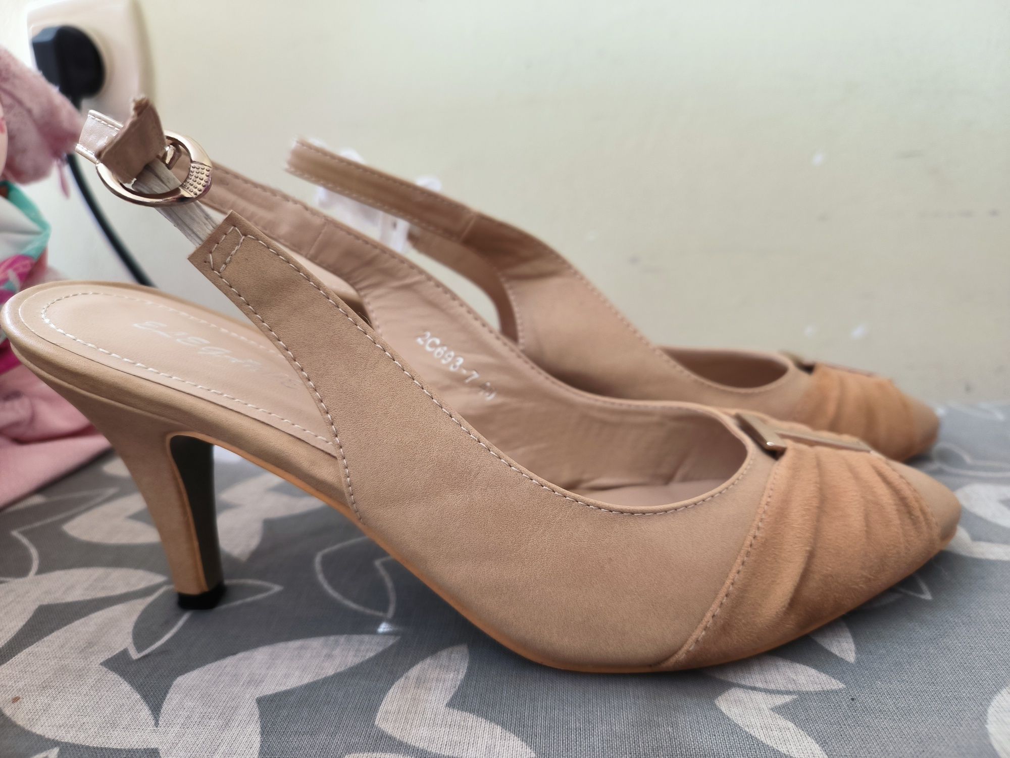 Buty, szpilki beżowe 39,5-40