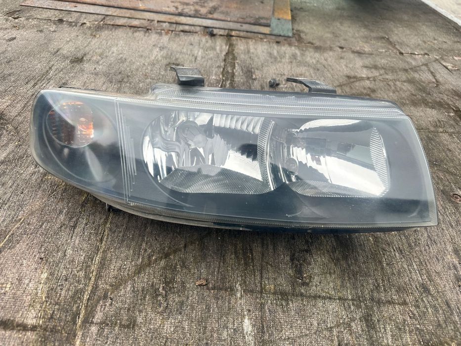 Leon I Toledo II lampa przód prawa lewa