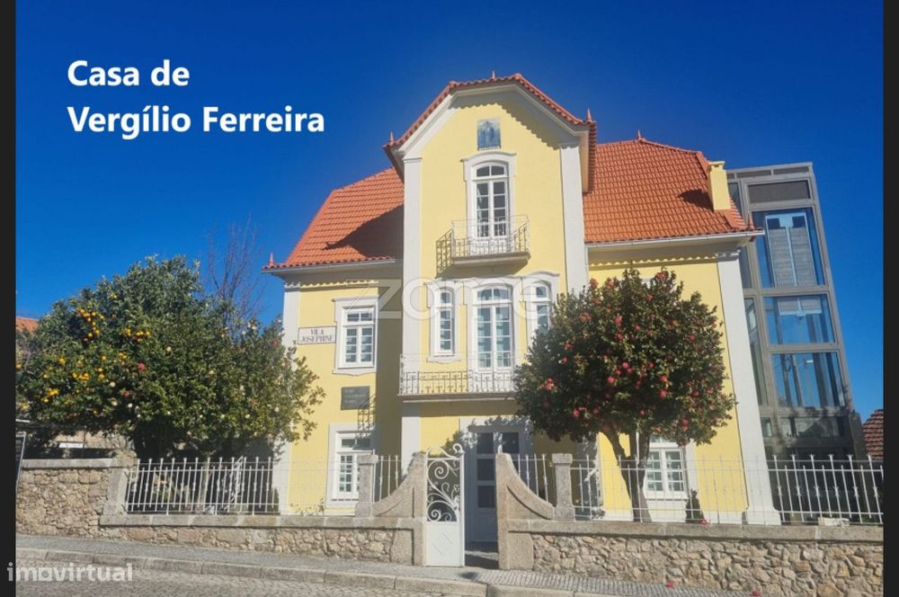 Duas casas em ruinas, em banda, 3 pisos, 140m2-Melo-Gouveia- Guarda