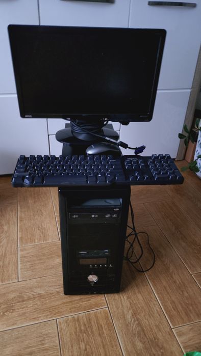 Komputer stacjonarny+ monitor+klawiatura+myszka