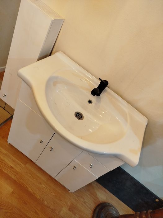 Szafka z umywalką i lustrem