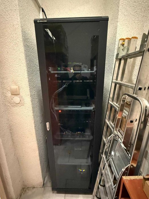 Szafa RACK serwerowa 42U LinkBasic szklane drzwi 4x wentylatory listwy