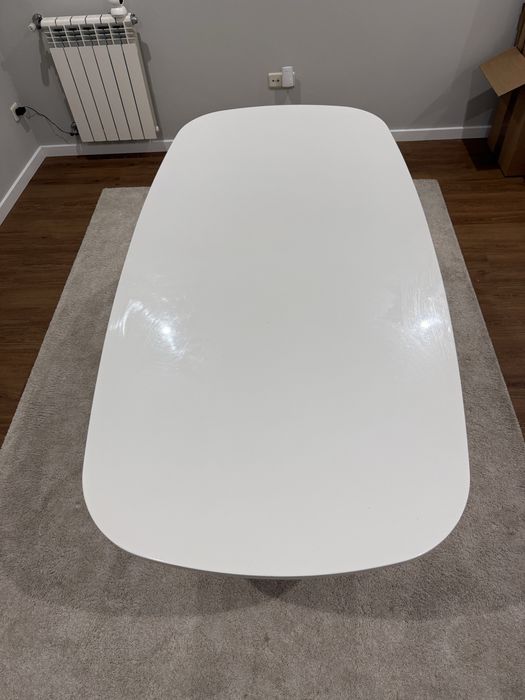 Mesa Oval Lacada em Branco