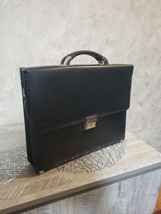 Портфель мужский кожаний.  Трохи використаний один місяць.Чорний колір