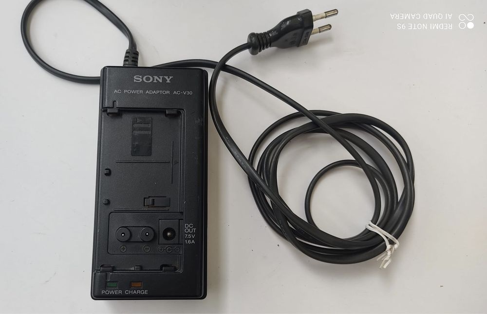 Oryginalny zasilacz sieciowy Sony (AC-V30)