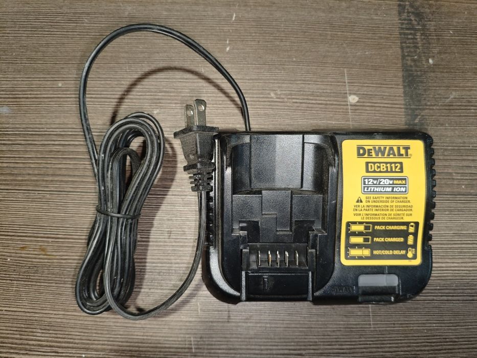 Зарядний пристрій Dewalt DCB112