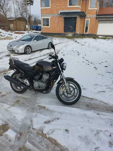 Honda CB 500 przygotowany do sezonu.