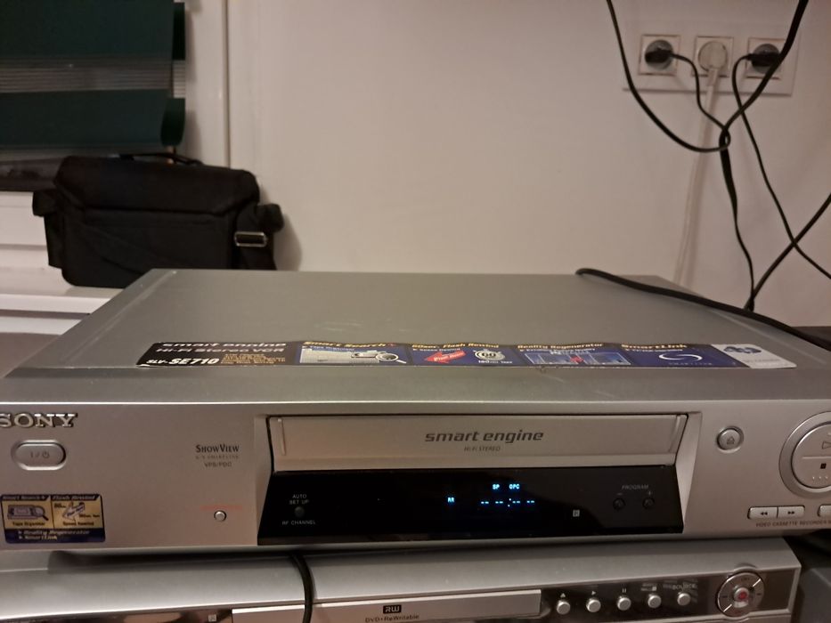 Odtwarzacz VHS sony z pilotem dźwięk jest ok ale obraz się zacina