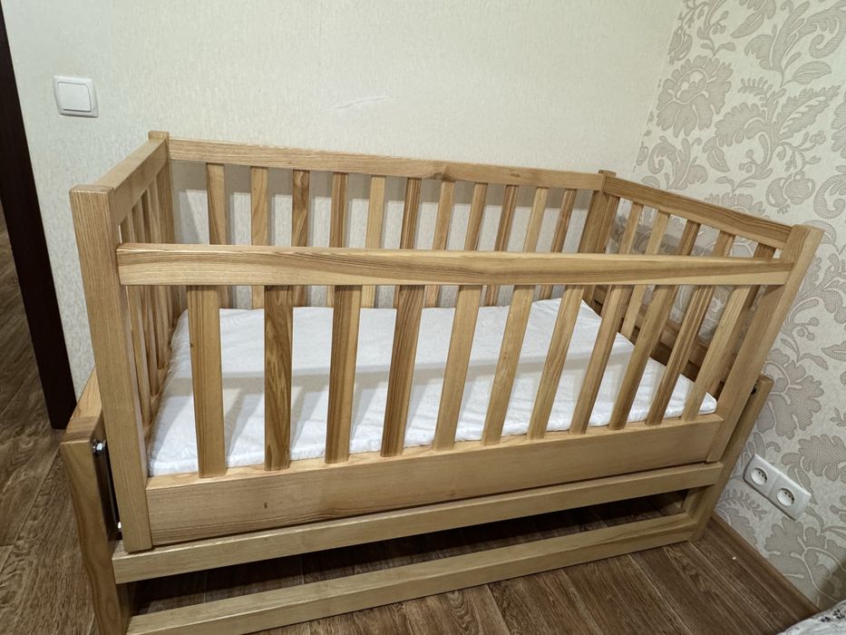 Дитяче ліжечко з маятником