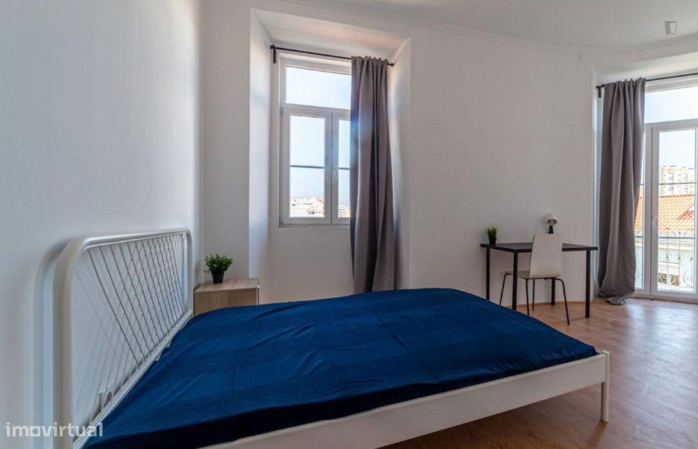 281781 - Quarto com cama de casal, com varanda...