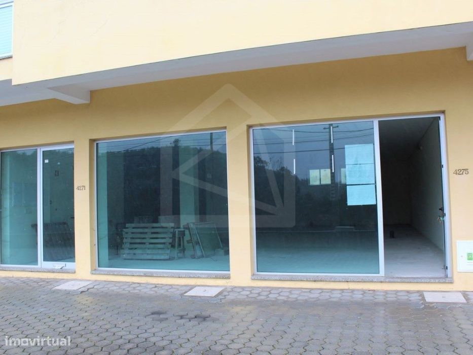 Loja comercial com 190 m2, em Canedo.
Imóvel de Banco!