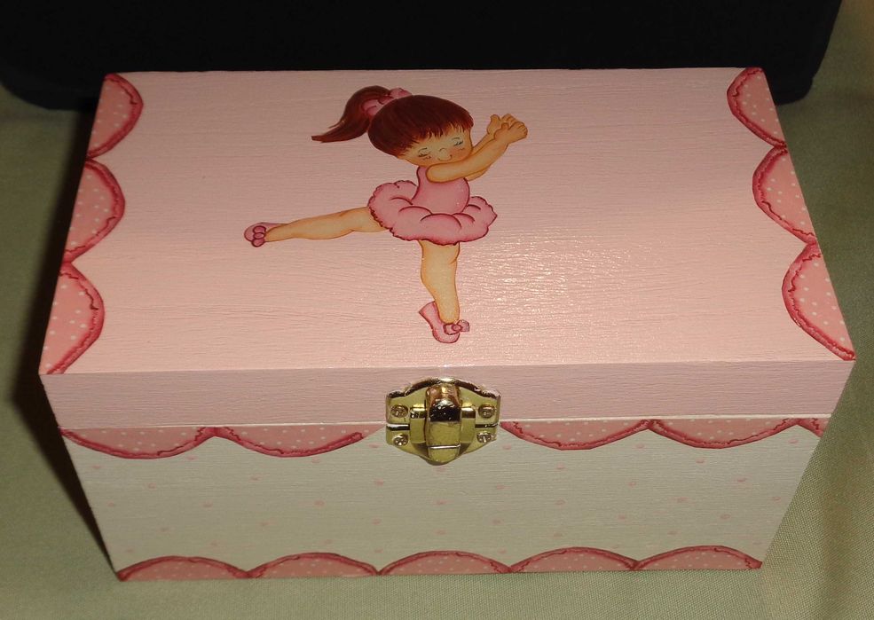 Caixa de madeira bailarina rosa com decoupage pintada à mão (nova)