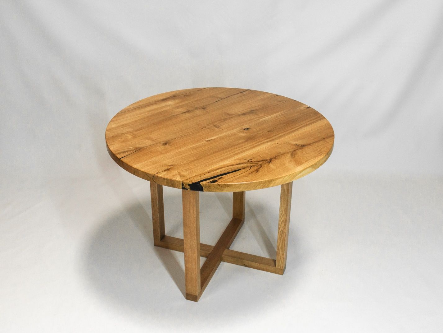 Круглий дерев'яний стіл для кухні з масиву дуба з епоксидною смолою