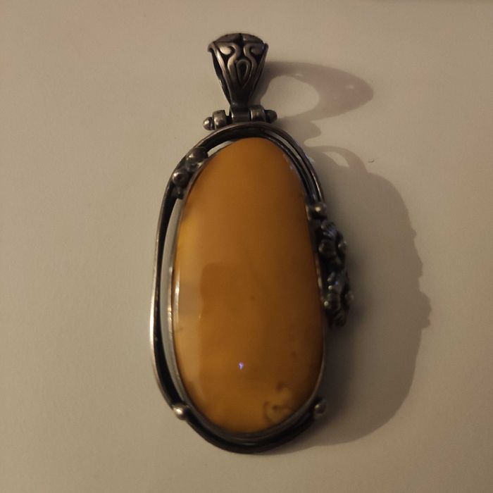 Piękny wisior srebrny z bursztynem