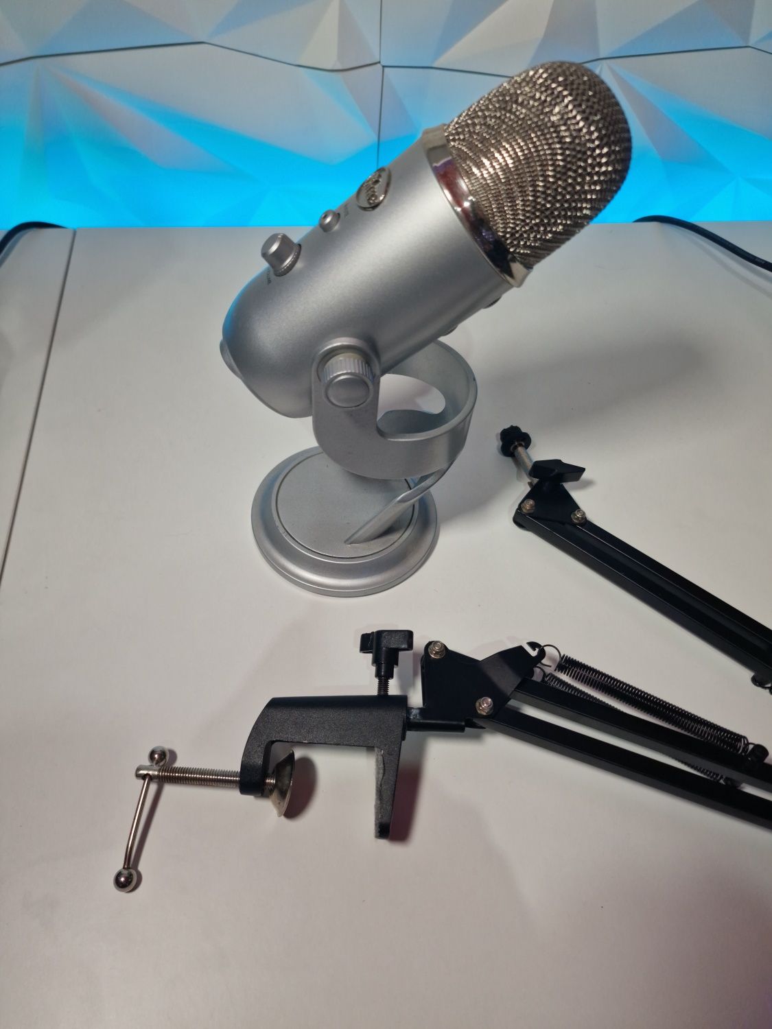 Microfone BlueYeti com braço Neewer