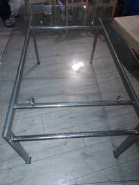 Stół szklany z metalowymi nogami