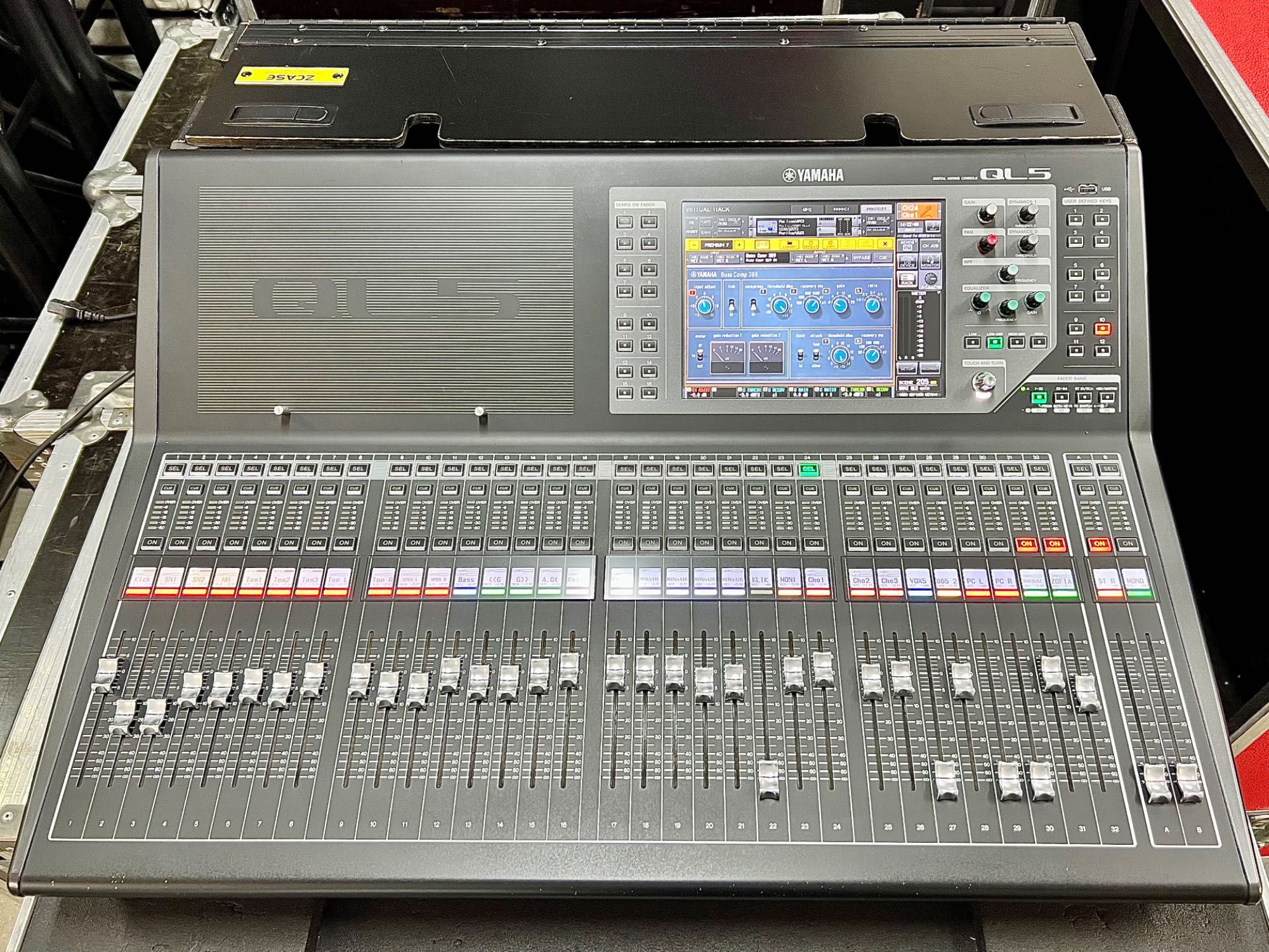 Yamaha QL5 konsoleta cyfrowa mikser w Zcase, świetny stan