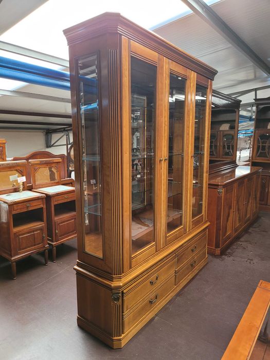 Cristaleira em madeira com fundo em espelho e iluminação - óptimo