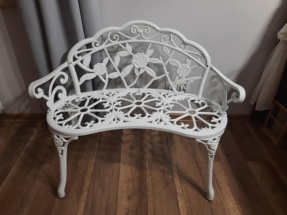 Piękna metalowa ławka
