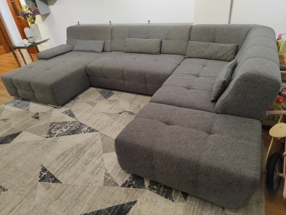 Sofá de tecido cinzento