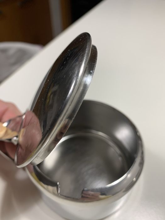 Cafeteiras, acucareiro e taca e aperitivos em inox