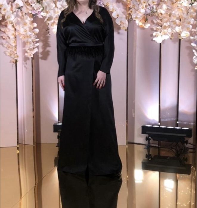 Вечірня атласна сукня