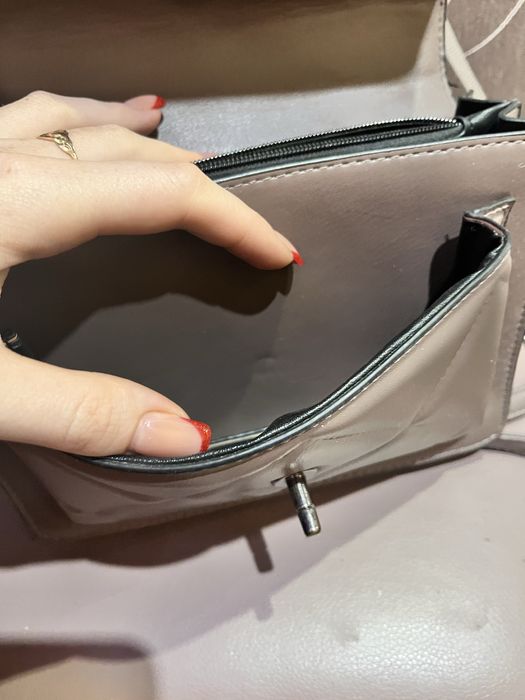 Стильная сумка кросс боди на цепочке.