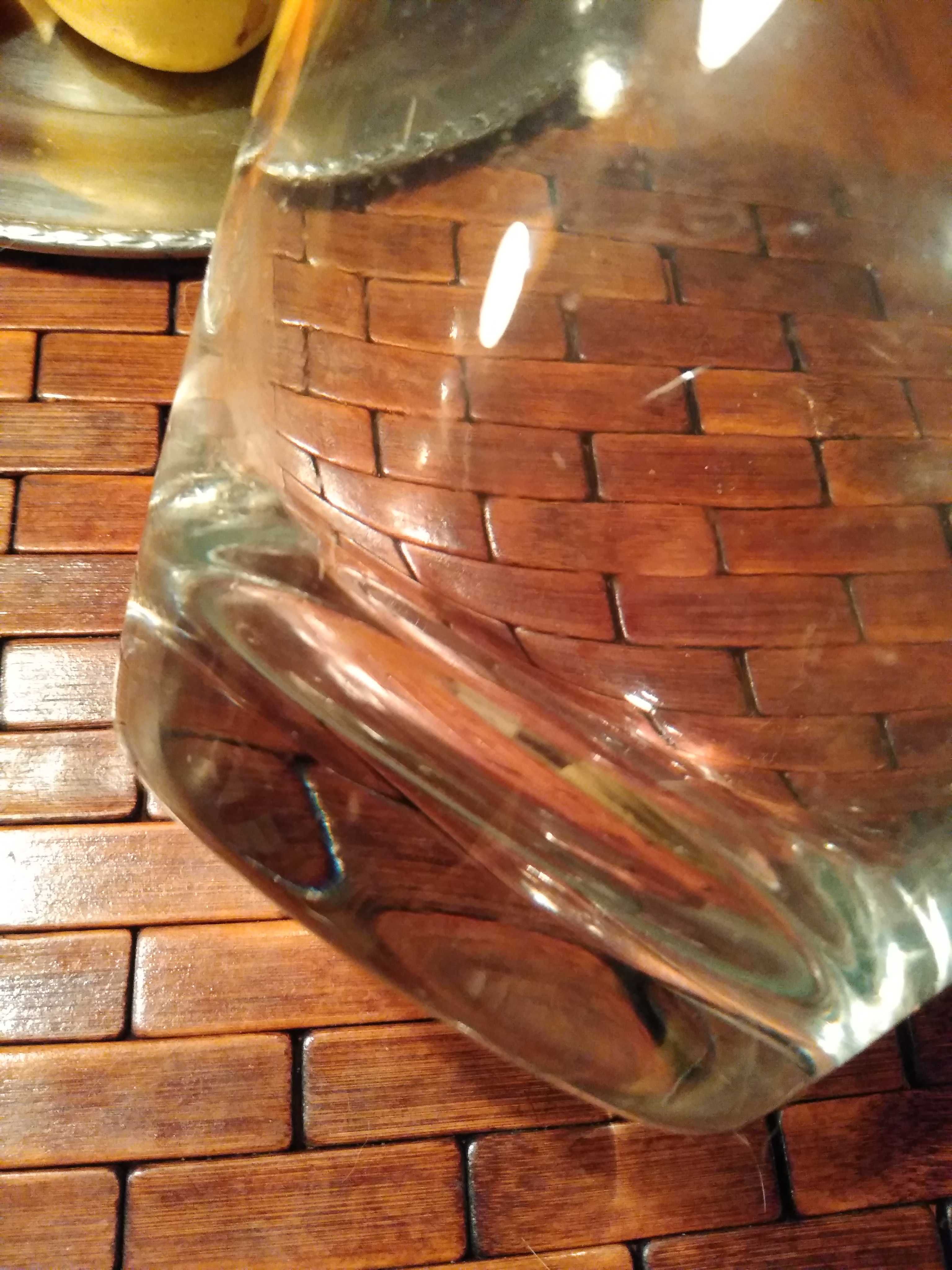 Szklany duży wazon z grubego szkła i z grubym dnem