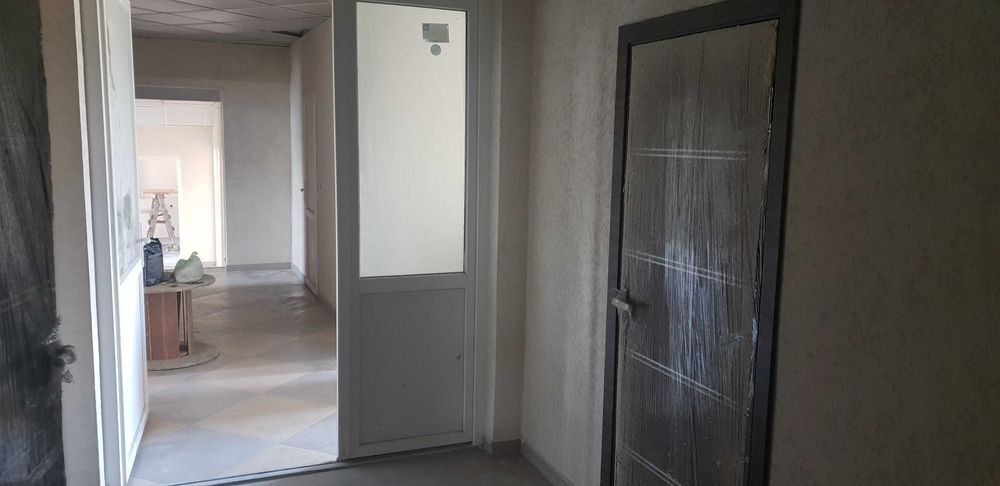 Приміщення 375м з орендарями і РЕМОНТОМ .Кукурудзяна 4