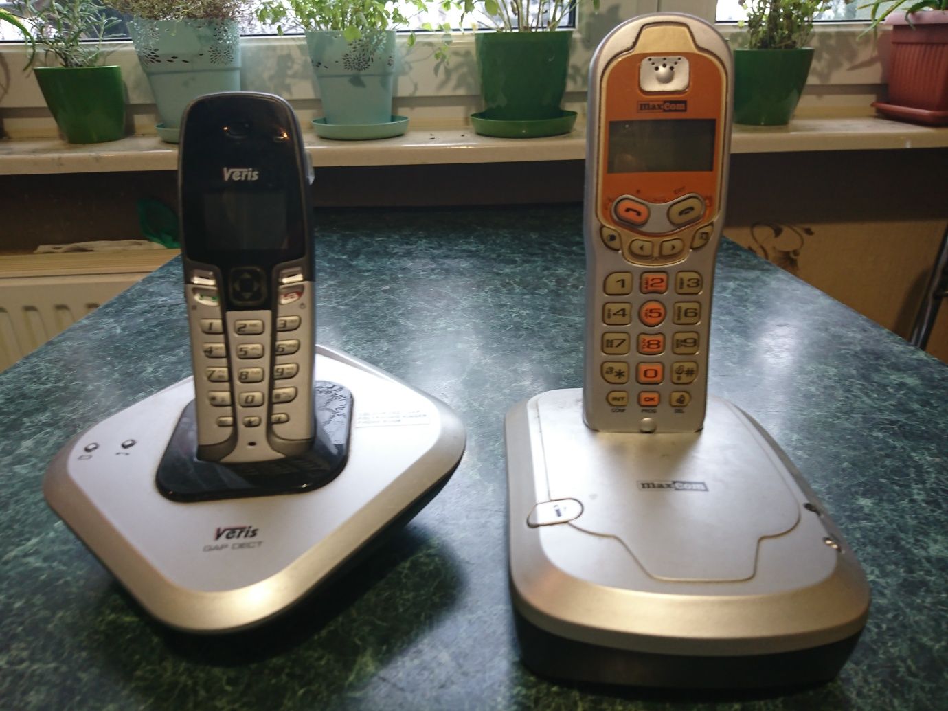 Dwa telefony bezprzewodowe