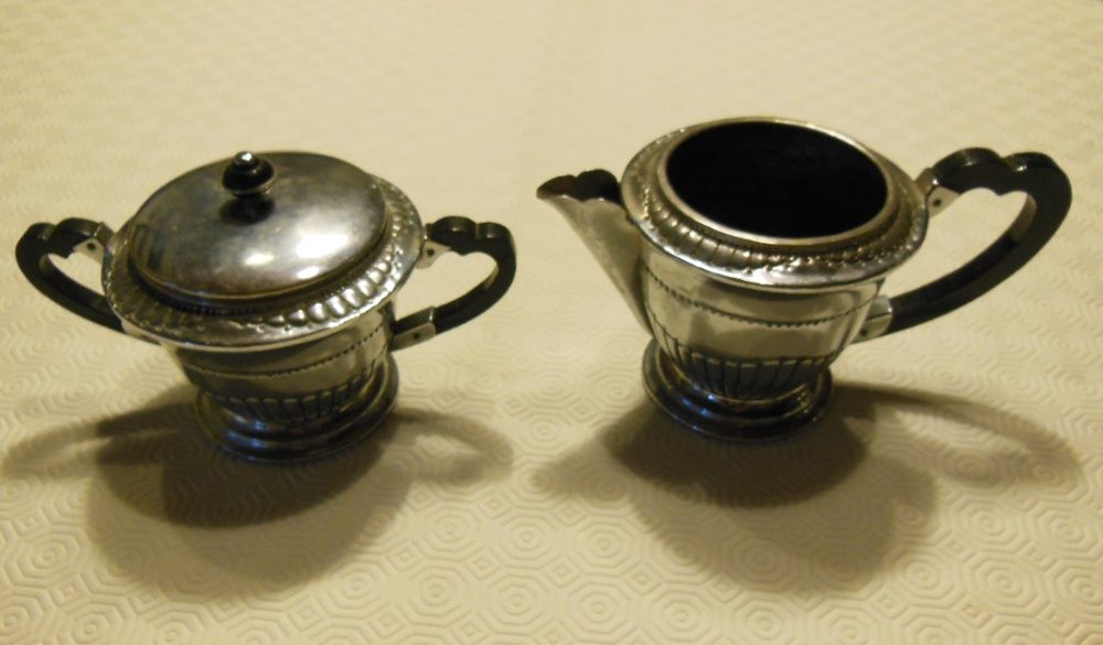 Conjunto açucareiro + leiteira antigos