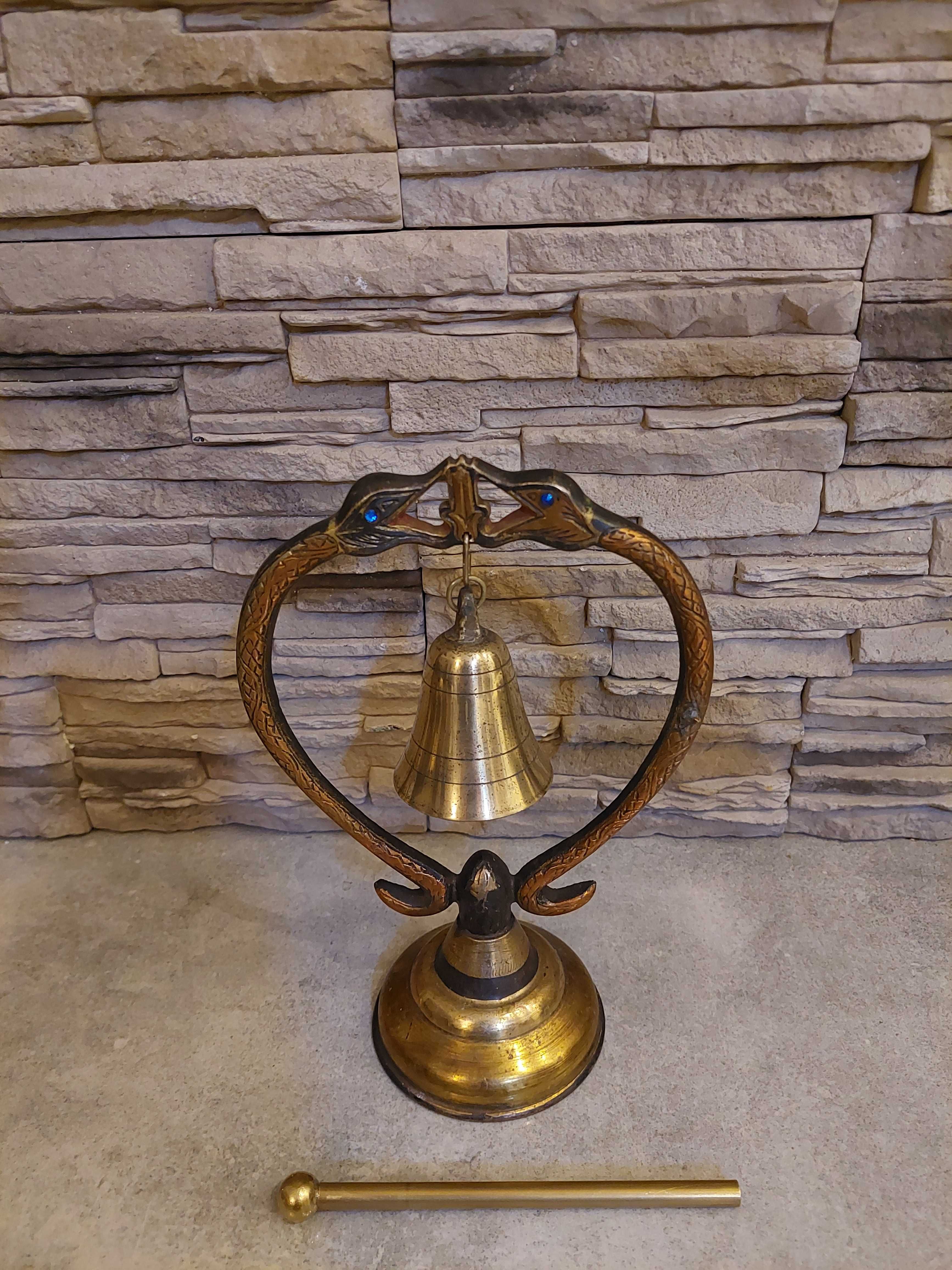 Mosiężny dzwon, dzwonnica, gong mosiężny, ciekawy przedmiot