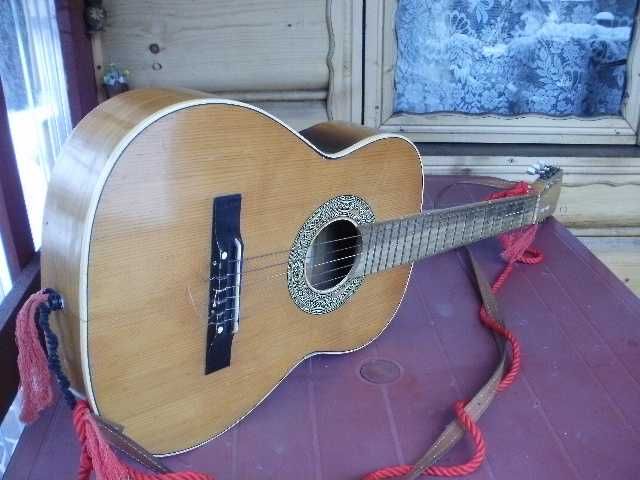 Gitara klasyczną , akustyczną , bardzo ładnie brzmiąca