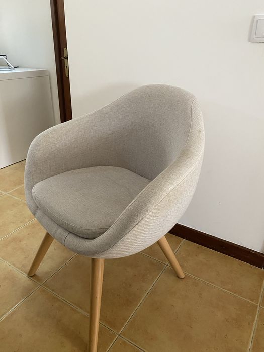 Cadeira bege em bom estado