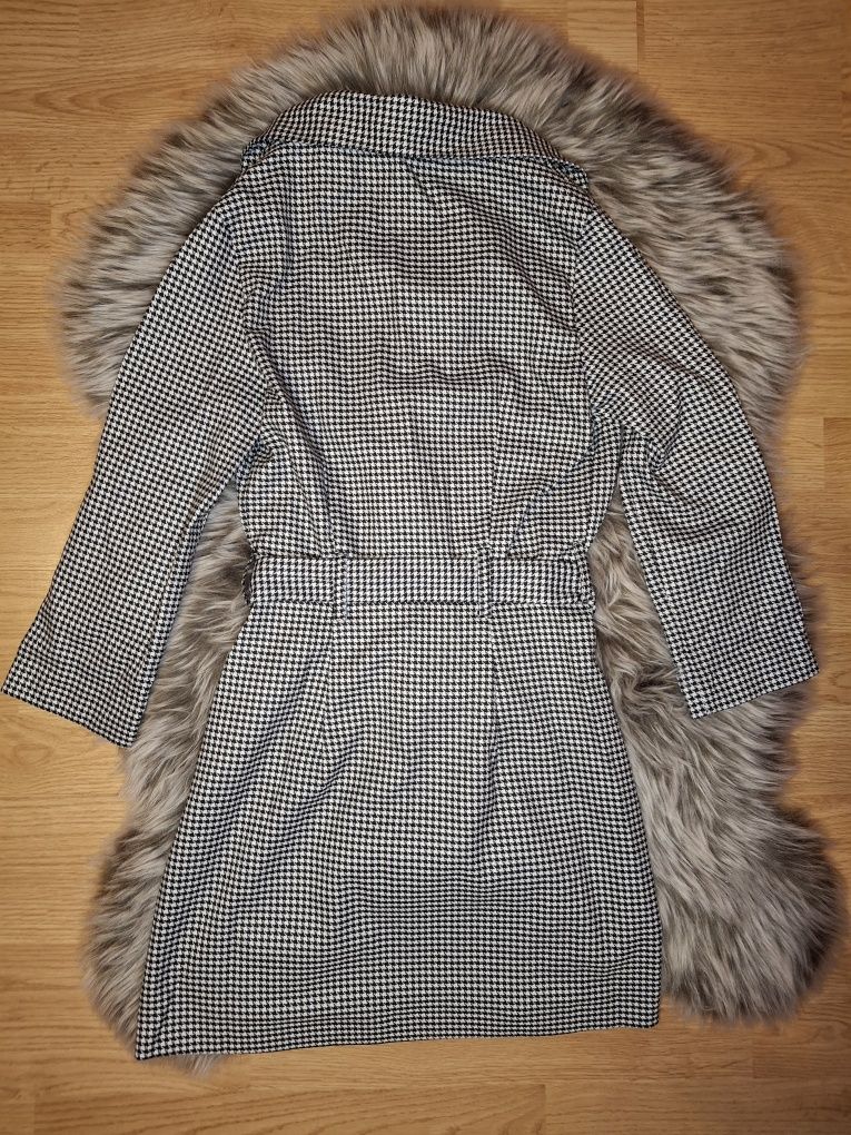 Elegancka sukienka w kratkę z kołnierzykiem Bershka
