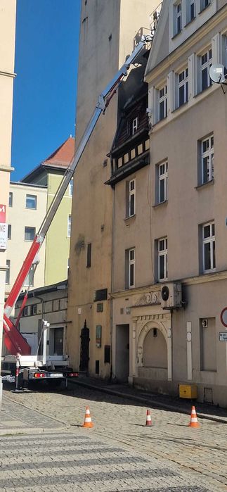 Naprawy dachów z podnośników koszowych